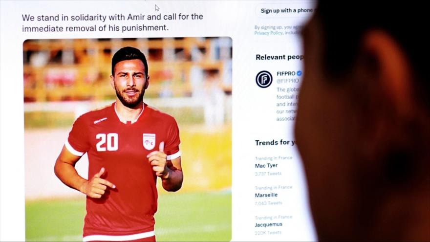 Una persona en Nicosia (capital chipriota) revisa un tuit sobre el futbolista iraní Amir Nasr Azadani, 13 de diciembre de 2022. (Foto: AFP)