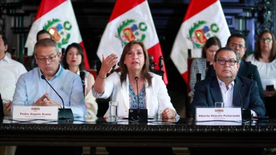 Boluarte niega que vaya a renunciar y exige adelantar las elecciones