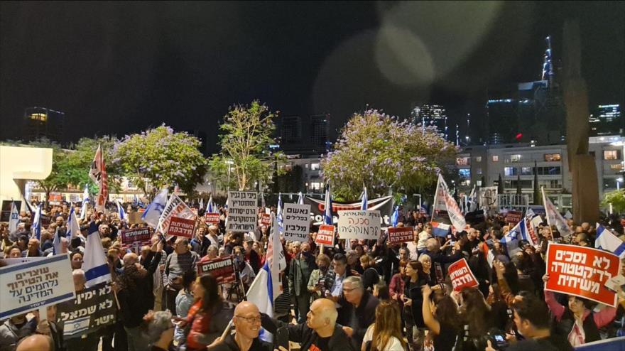 Israelíes participan en una manifestación en Tel Aviv contra Benyamin Netanyahu, 17 de diciembre de 2022.