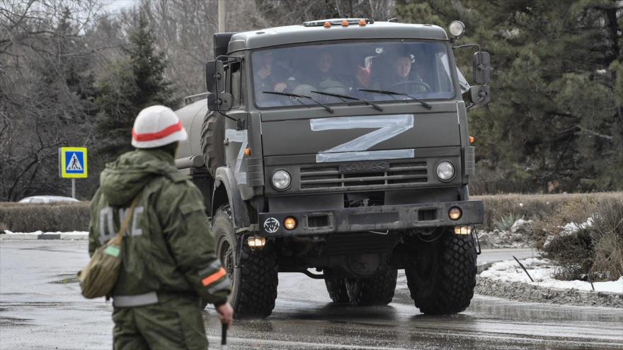 Un vehículo militar ruso cerca de la frontera con Ucrania en Crimea.