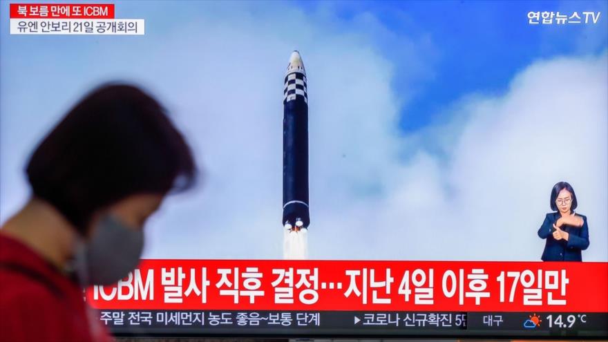 Una pantalla de televisión en Seúl (Corea del Sur) muestra el lanzamiento de misiles de Corea del Norte, 19 de noviembre de 2022. (Foto: Getty Images)