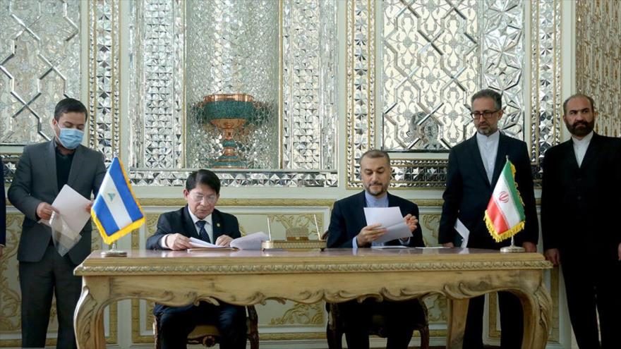 Canciller iraní, Hosein Amir Abdolahian (dcha.), y su par nicaragüense, Denis Moncada, firman acuerdo de cooperación, Teherán, 18 de diciembre de 2022. (Foto: IRNA)