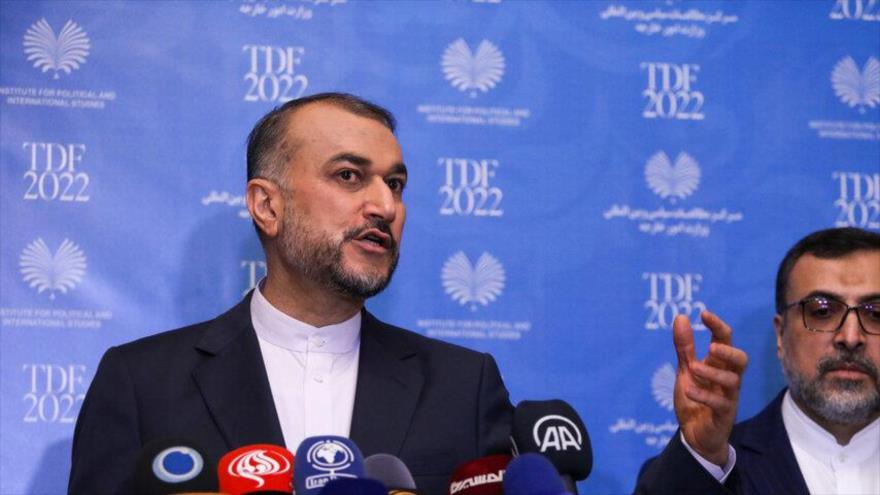 El canciller iraní, Hosein Amir Abdolahian, habla con la prensa en Teherán, 19 de diciembre de 2022. (Foto: Isna)