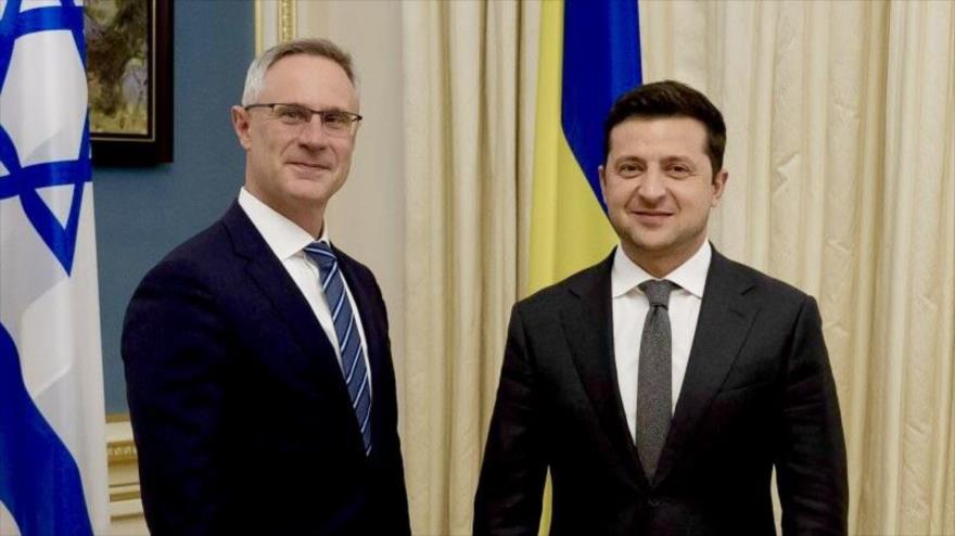 El embajador israelí en Ucrania, Michael Brodsky (izda.) y el presidente ucraniano, Volodímir Zelenski, en Kiev.