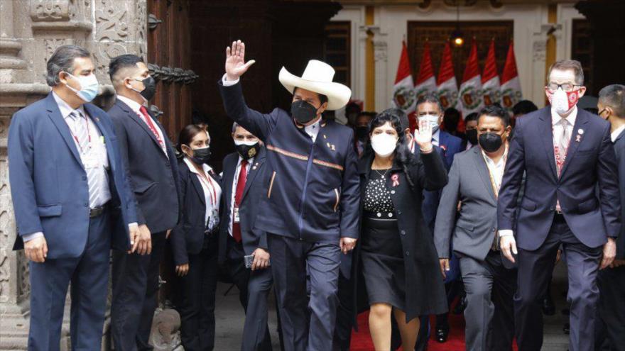 El depuesto presidente de Perú Pedro Castillo, acompañado de su esposa, Lilia Paredes, el día de su toma de posesión en 2021.