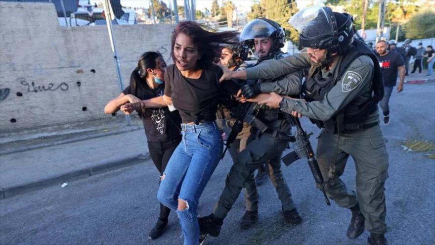 Fuerzas israelíes detienen a una mujer palestina en el barrio de Sheij Yarrah, en Al-Quds, 15 de mayo de 2021. (Foto: Getty Images)