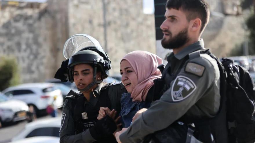Fuerzas israelíes arrestan a una mujer palestina en el este de Al-Quds (Jerusalén), 19 de octubre de 2021. 