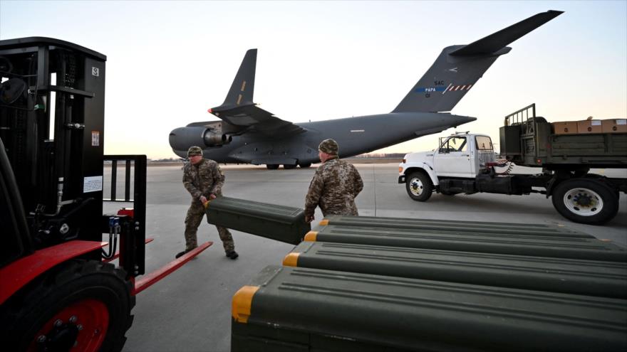 Los militares ucranianos trasladan asistencia militar enviada desde Lituania al aeropuerto de Boryspil, Kiev, 13 de febrero de 2022. (Foto: AFP)