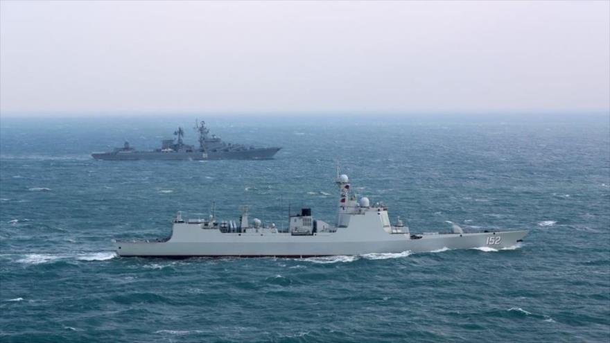 El destructor chino Jinan y el crucero Varyag ruso durante un ejercicio naval, Mar de China Oriental, 21 de diciembre de 2022. (Foto: Getty Images)