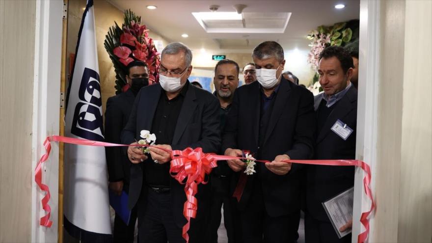 El jefe de la OEAI, Mohamad Eslami (dcha.), y el ministro de Salud inauguran junto un centro Gamma Knife, Teherán (la capital), 25 de diciembre de 2022.
