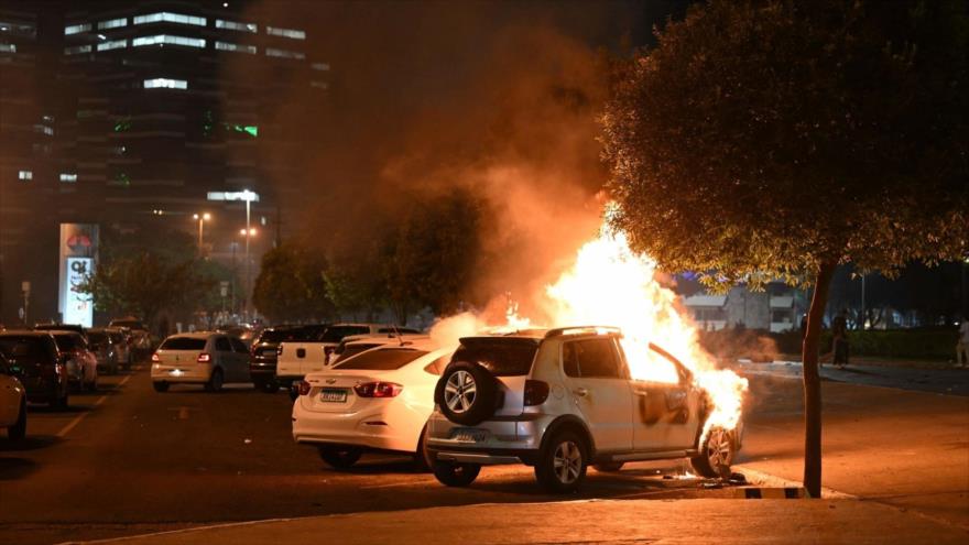 Un vehículo arde tras enfrentamientos entre la Policía y simpatizantes del presidente Jair Bolsonaro en Brasilia, 12 de diciembre de 2022. (Foto: AFP)