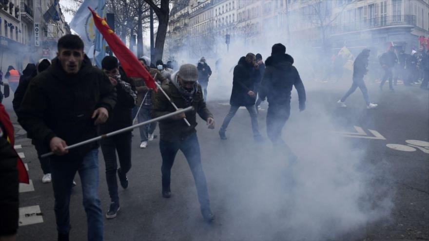 Policía gala reprime con gases lacrimógenos a manifestantes kurdos en París, Francia, 24 de diciembre de 2022. (Foto: AFP)