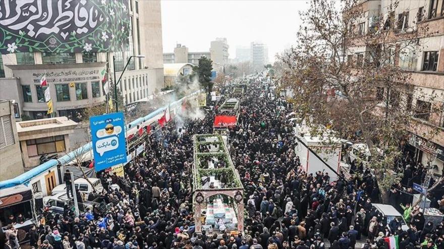 Iraníes participan en funerales de 400 mártires no identificados