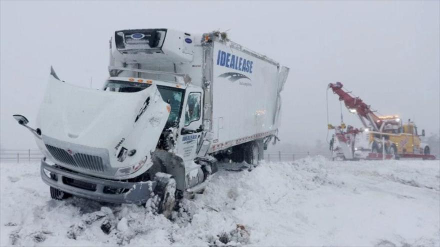 Muchos vehículos se quedaron atrapados en la nieve durante la tormenta invernal en varios estados de Estados Unidos.