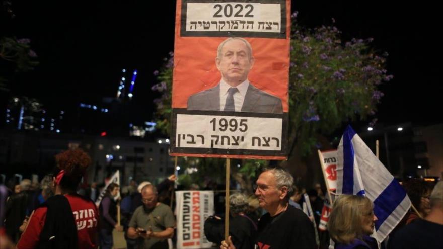 Manifestantes israelíes protestan contra el próximo gabinete israelí encabezado por Benjamín Netanyahu, en Tel Aviv, 17 de diciembre de 2022.