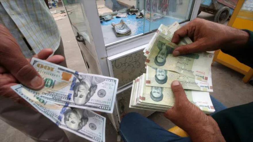 Billetes iraníes y estadounidenses en una tienda de cambio de divisas en el centro de Teherán, capital de Irán.