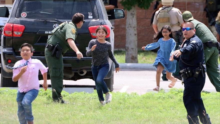 Niños escapan durante un tiroteo masivo en la escuela primaria Robb, en Uvalde, Texas, 24 de mayo de 2022. (Foto: Reuters)