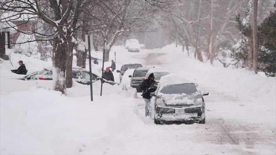 Los residentes despejan su calle y los autos en Lackawanna, Nueva York, 27 de diciembre de 2022. (Foto: Getty Images)
