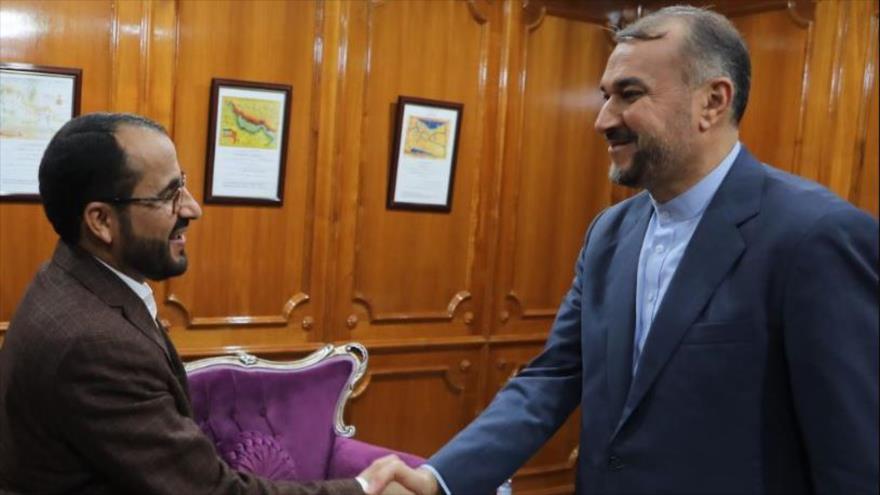 Canciller de Irán, Hosein Amir Abdolahian (Dcha.), junto al jefe negociador del Gobierno de Salvación Nacional de Yemen, Mohamad Abdel Salam, 28 de diciembre de 2022. 