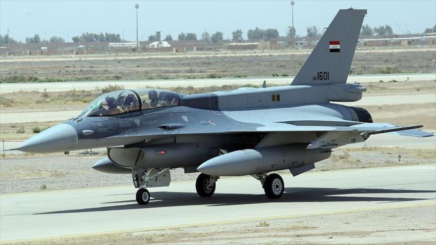 Avión de combate F-16 en la pista de la base aérea Balad, en la provincia iraquí de Salah al-Din, 20 de julio de 2015.