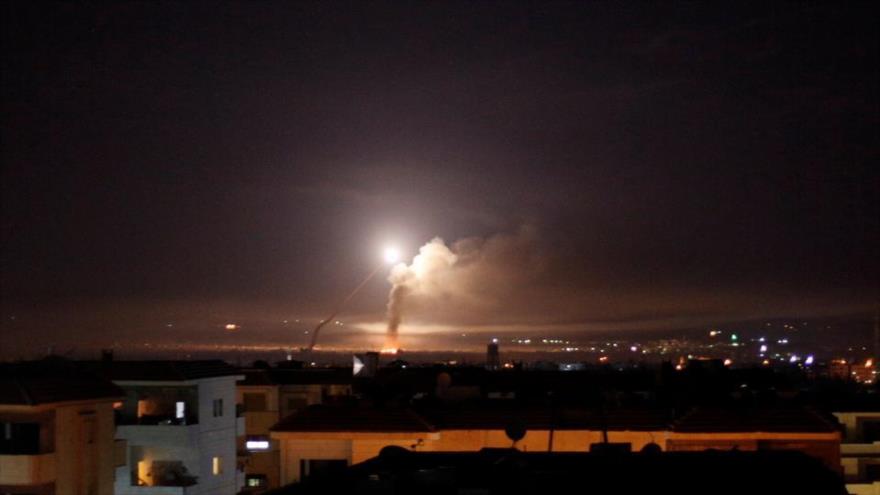 Sistemas de defensa aérea sirios responden a un ataque con misiles contra Damasco, Siria. (Foto: Reuters)