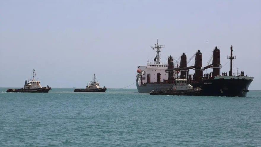 Un barco cerca del puerto de Al-Hudayda, Yemen.