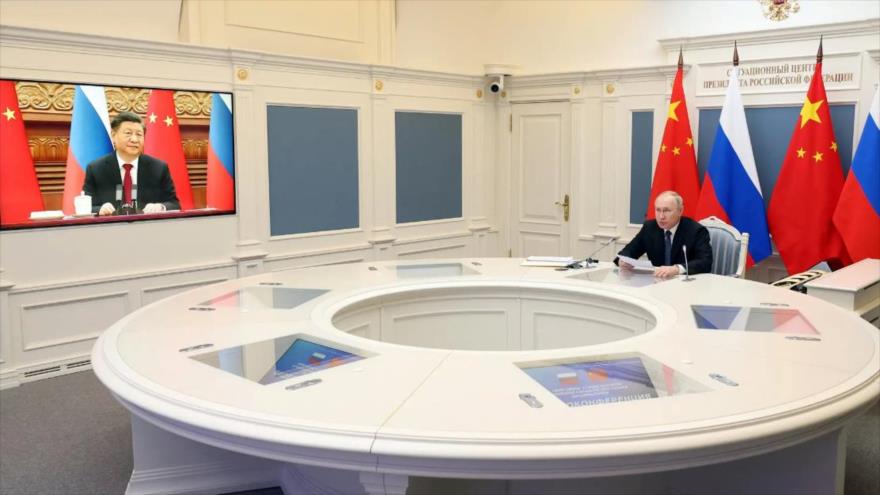 El presidente ruso, Vladímir Putin, habla a través de videoconferencia con su homólogo Chino, Xi Jinping, 30 de diciembre de 2022. (Foto: Reuters)