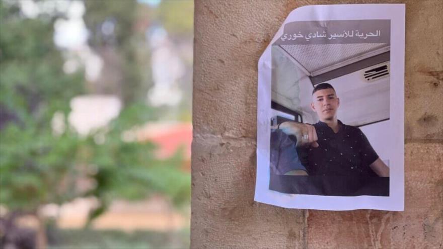 “Libertad para el prisionero palestino Shadi Khoury”, se lee en el cartel colgado en su escuela en Ramalá, Cisjordania ocupada.