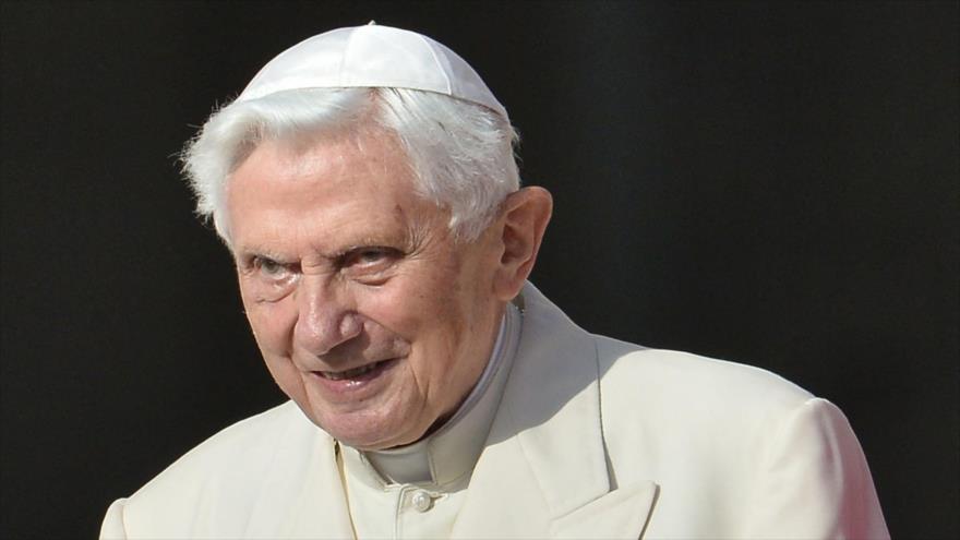 El papa emérito Benedicto XVI asiste a una misa papal en el Vaticano, 28 de septiembre de 2014. (Foto: AFP)