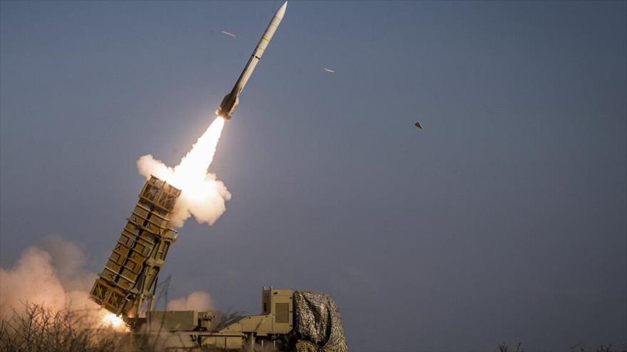 Sistema de defensa aérea 15 de Jordad dispara un misil en el marco de las maniobras Zolfaqar 1401, sur de Irán, 31 de diciembre de 2022. (Foto: IRNA)