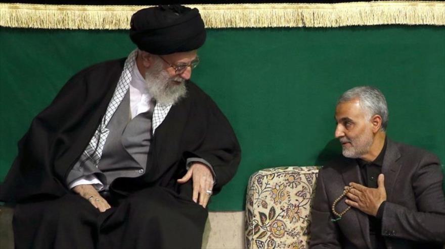El Líder de la Revolución Islámica de Irán, el ayatolá Seyed Ali Jameneí, y el asesinado teniente general Qasem Soleimaní, en una ceremonia. 