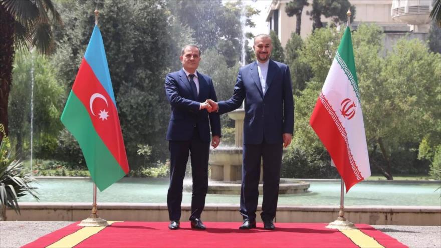 El canciller iraní, Hosein Amir Abdolahian (dcha.) recibe a su par azerbaiyano, Ceyhun Bayramov, en Teherán, 4 de julio de 2022.