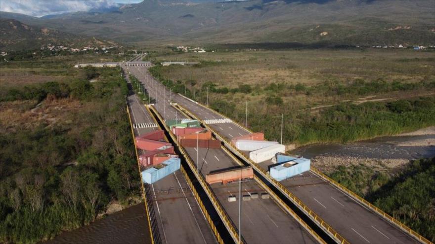 Contenedores bloquean el Puente Internacional Tienditas en la frontera entre Colombia y Venezuela, en Cúcuta, Colombia. (Foto: Reuters)