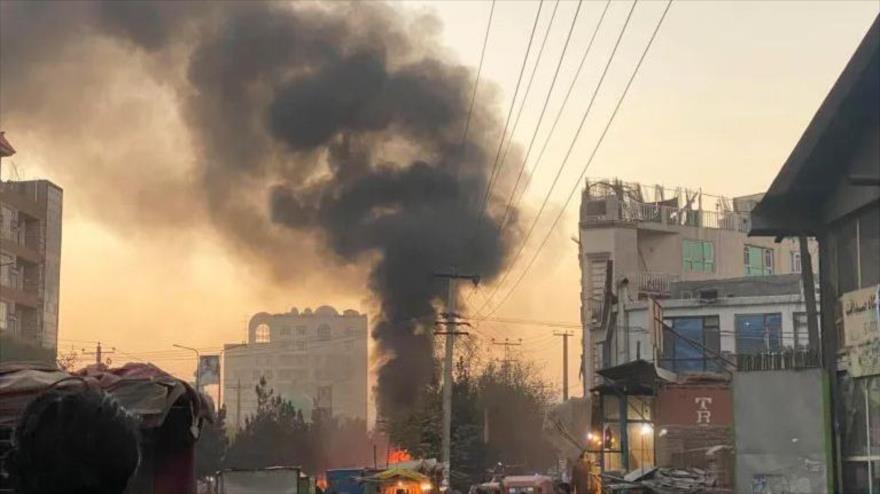 El humo se eleva en el cielo tras la explosión de una bomba en Kabul.