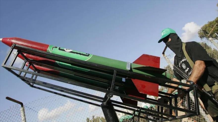 Un miembro de HAMAS, al lado de cohetes del movimiento en la ciudad de Gaza. (Foto: AFP)