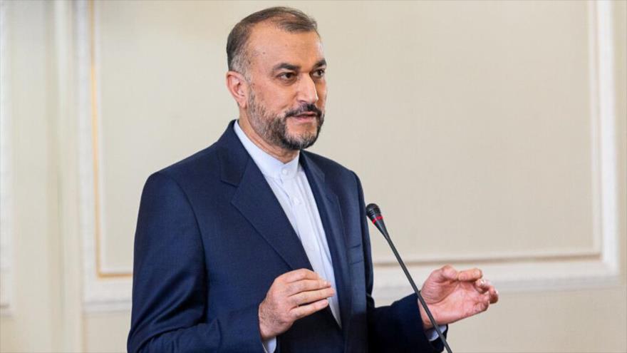 El ministro de Asuntos Exteriores de Irán, Hosein Amir Abdolahian, habla en una rueda de prensa en Teherán, capital persa.