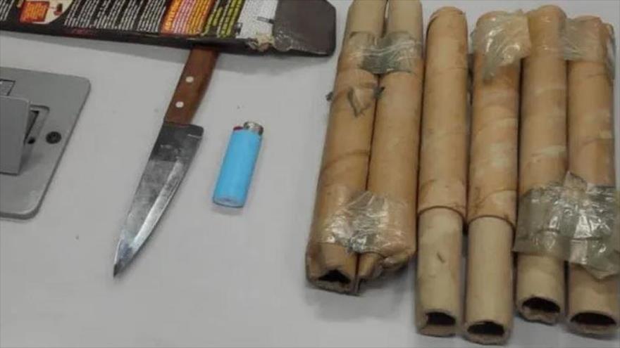 El cuchillo y artefactos explosivos confiscados del hombre que quería realizar un atentado contra el presidente Lula da Silva, Brasilia, Brasil, 1 de enero de 2023. 