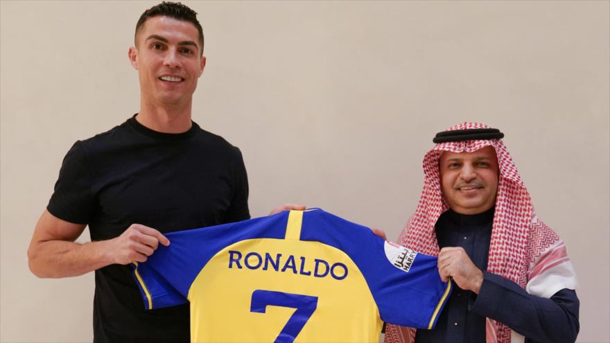 El futbolista portugués Cristiano Ronaldo tras firmar contrato con la selección saudí de Al-Nasr.