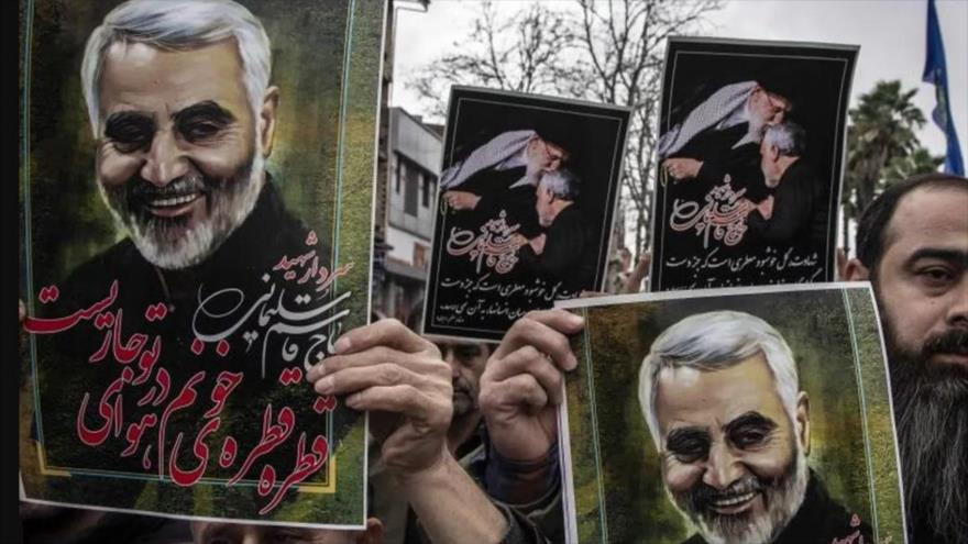  Partidarios del general Soleimani portan fotos de este destacado comandante iraní asesinado en un ataque estadounidense en Irak en 2020.