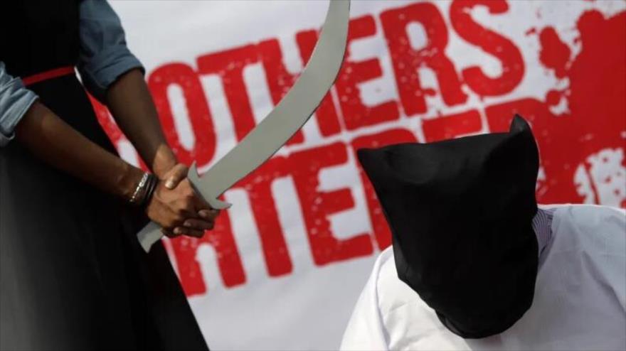 Una escena de ejecución simulada en protesta por las decapitaciones de Arabia Saudí, Dhaka, Bangladés, 15 de octubre de 2011.