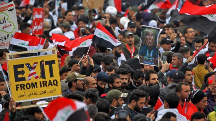 Iraquíes marchan frente a la embajada de EE.UU. en Bagdad tras martirio del general iraní Qasem Soleimani. (Foto: AFP)