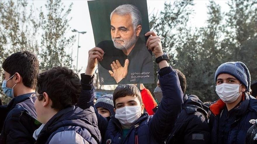 Un niño porta una imagen del mártir Qasem Soleimani en un acto celebrado en el sur de Teherán para conmemorar el tercer aniversario de su martirio, 3 de enero de 2023.