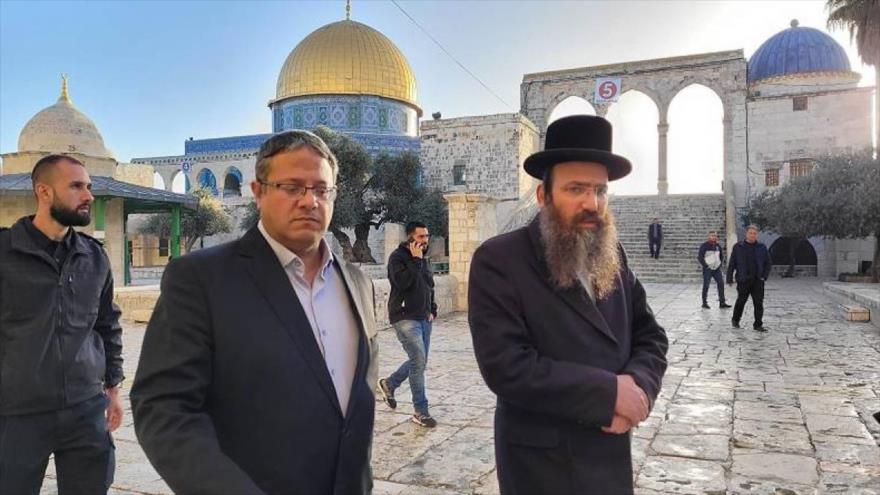 El ministro de seguridad nacional israelí, Itamar Ben Gvir (centro) en el recinto de la Mezquita Al-Aqsa, 3 de enero de 2023.