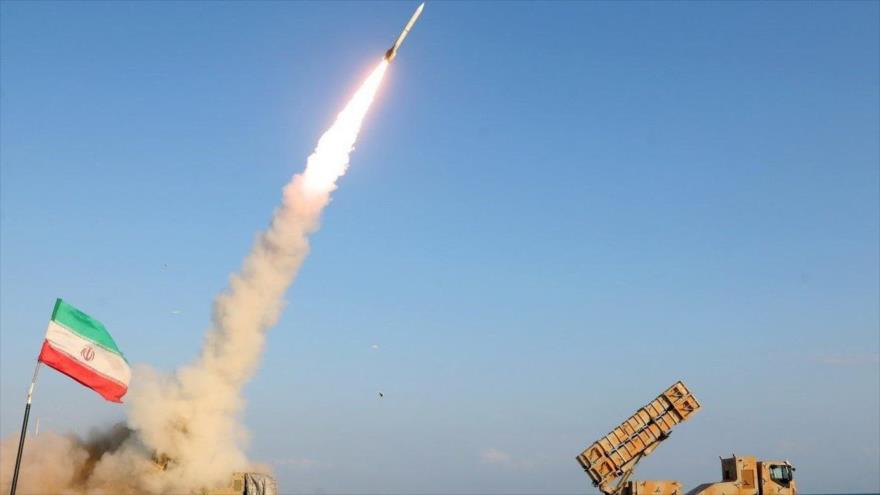 Lanzamiento de un misil iraní durante un ejercicio militar en la playa de Makran, en el sureste de Irán, 31 de diciembre de 2022.