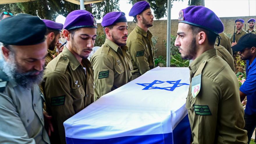 Soldados israelíes llevan ataúd de un militar muerto a tiros en Cisjordania, en un cementerio militar en Gedera, 12 de octubre de 2022. (Foto: Flash90)
