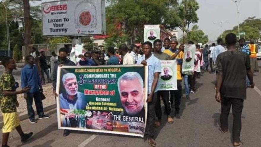 Manifestantes nigerinos en Abuya portan pancartas con imágenes del general Qasem Soleimani en el tercer aniversario de su asesinato por EE.UU., 3 de enero de 2023.