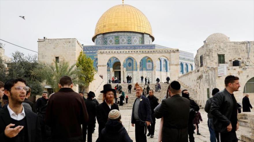 Visitantes se reúnen cerca de la Cúpula de la Roca ubicada junto a la Mezquita Al-Aqsa, Al-Quds (Jerusalén), 3 de enero de 2023. (Foto: Reuters)