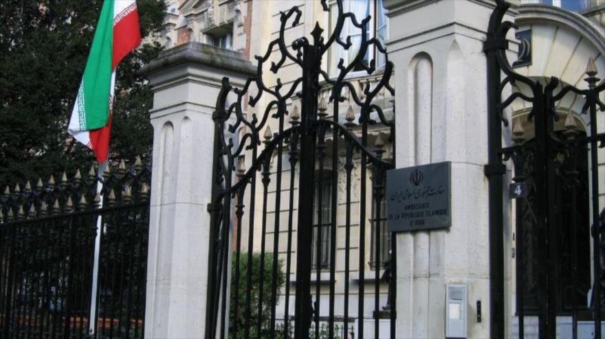 La entrada de la embajada de Irán en París, Francia. 
