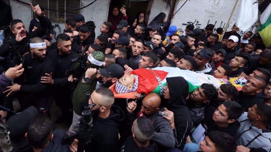 Palestinos asisten al funeral de Amer Abu Zeitoun, asesinado a tiros durante una redada del ejército israelí en Nablus, 5 de enero de 2023.