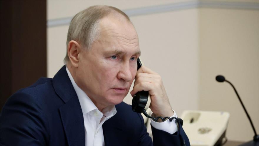 El presidente ruso, Vladímir Putin, habla por teléfono en Moscú, 3 de enero de 2023. (Foto: Getty Images)